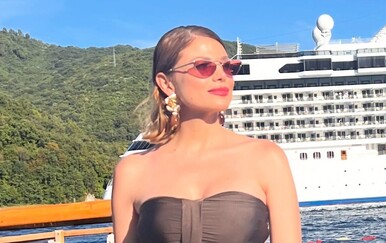 Lejla Filipović u dugoj smeđoj haljini