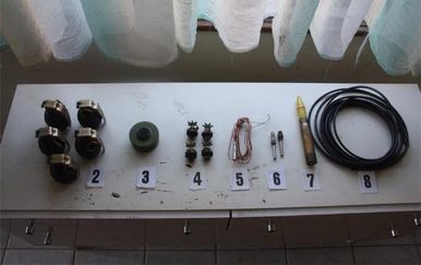 Zatvorio i mučio lisicu, policija mu pronašla gomilu bombi