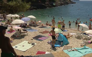 Paklene temperature ne tjeraju turiste: "Hladimo se u moru, sve je divno!"