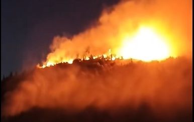 Vatrena stihija zahvatila područje kod Pakoštana, šire se snimke požara