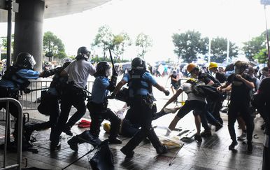 Policija bacila suzavac na prosvjednike u Hong Kongu (Foto: AFP) - 3