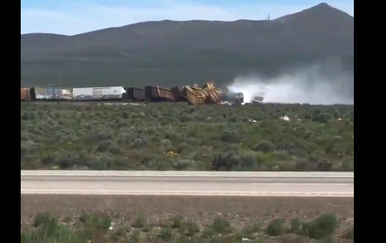 Vlak u Nevadi iskliznuo iz tračnica (Foto: Screenshot/Twitter/Michael Lyday)