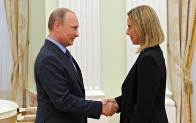 Vladimir Putin i Federica Mogherini (Foto: MIKHAIL KLIMENTYEV / RIA-NOVOSTI / AFP)