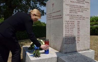 Predsjednica Republike položila je cvijeće na spomenik žrtvama nacističkog pokolja u Maloj Gajani pokraj Vodnjana (Foto: Ured Predsjednice)