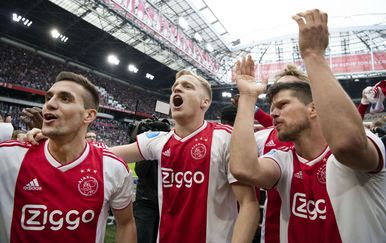 Donny van de Beek s Tadićem i Huntelaarom (Foto: AFP)