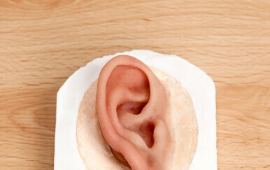 Umjetno uho, ilustracija