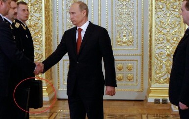 Vladimir Putin i Dmitrij Medvedev na primopredaji nuklearne aktovke3