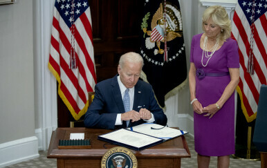 Joe Biden potpisuje novi zakon