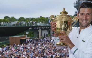 Novak Đoković nakon osvajanja Wimbledona 2021.