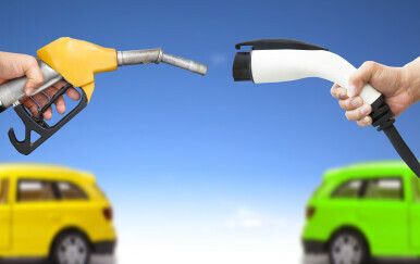 Električni automobil vs. automobil s unutarnjim sagorjevanjem, ilustracija