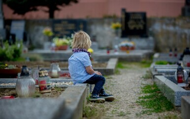 Dijete na groblju