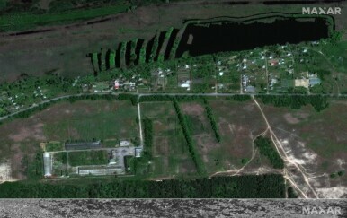 Usporedba fotografija domova i farmi u selu Korsunka 15. svibnja i 5. lipnja - 2