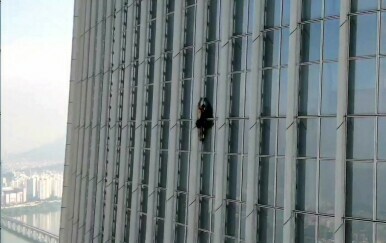 Muškarac koji se penje po Lotte World Toweru
