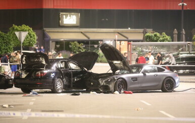 Vozač Mercedesa divljao po parkiralištu i zabio se u skupinu ljudi - 22