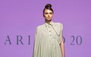 Haljina je pokazana na modnoj reviji povodom 20-e godišnjice rada brenda Arileo