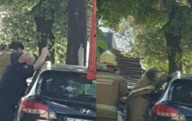 Vatrogasci otvorili auto u kojem je ostala zaključana beba - 4