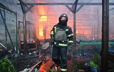 Ukrajnski vatrogasac na požarištu, ilustracija