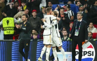 Toni Kroos i Luka Modrić u zagrljaju