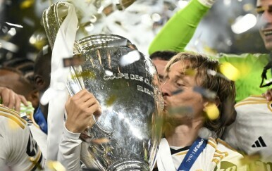 Luka Modrić s peharom Lige prvaka