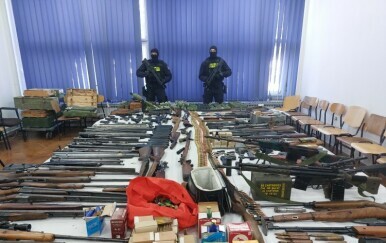 Policija na tiskovnoj konferenciji prezentirala zaplijenjeno oružje - 11