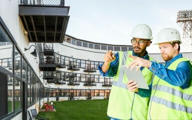 Stanovi u kompleksu Stadium Lofts i građevinski radnici