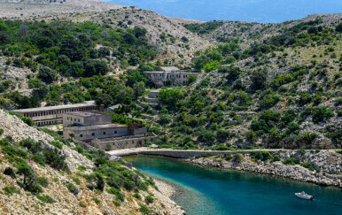 Najusamljeniji pod Velebitom: Otok najbistrijeg mora koji nije birao svoju povijest
