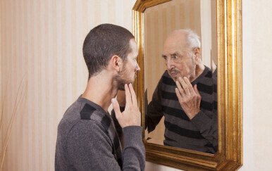 Pogled na starijeg sebe u ogledalu, ilustracija