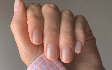 Peach fuzz nokti
