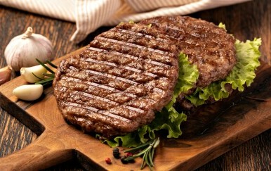 Gurmanska pljeskavica: Osnovni recept za zvijezdu roštilja koju možete ispeći i na tavi