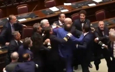 Tučnjava u talijanskom parlamentu
