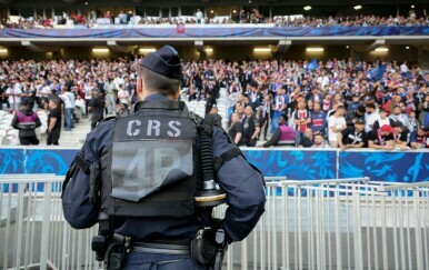 Policija na stadionu, ilustracija