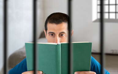 Zatvorenik čita knjigu, ilustracija