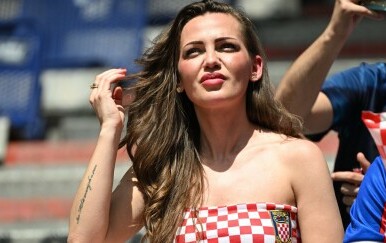 Navijačica na utakmici Hrvatske i Albanije