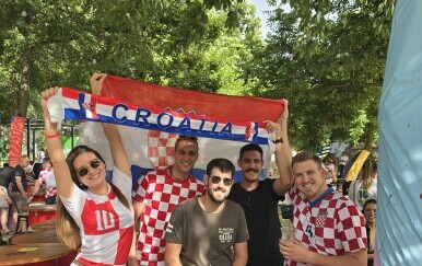 Navijači poziraju u hrvatskim dresovima