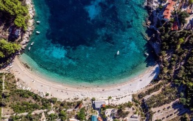 Bijeg u raj: Tirkizna uvala na Crnom otoku zbog koje se vrijedi potruditi
