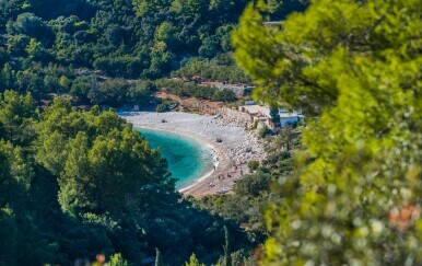 Bijeg u raj: Tirkizna uvala na Crnom otoku zbog koje se vrijedi potruditi