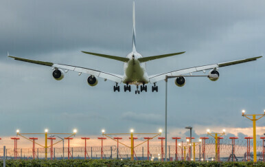 Putnički avion slijeće na pistu