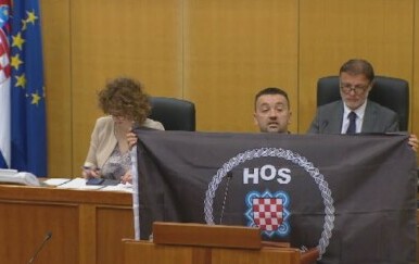 Marijan Pavliček razvio zastavu HOS-a u Saboru