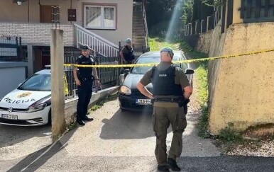 Policija ispred kuće u Sarajevu u kojoj su pronađena tri tijela