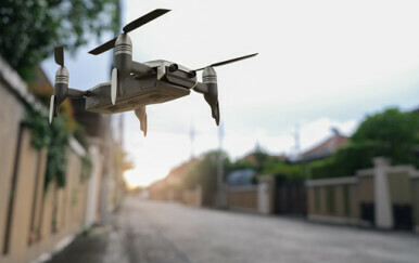 Policija u Mostaru spriječila dostavu mobitela i droge dronom u zatvor