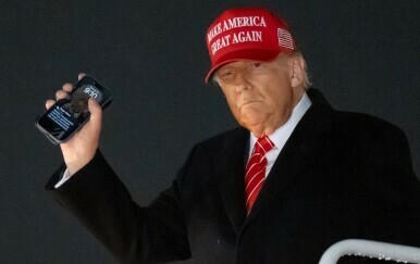 FOTO Trump šokirao fotografijom na svome mobitelu: I dalje je vjeran samo jednoj fotografiji