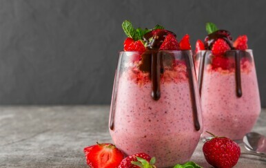 Chia puding s jagodama i čokoladom: Desert kojemu ne morate odolijevati