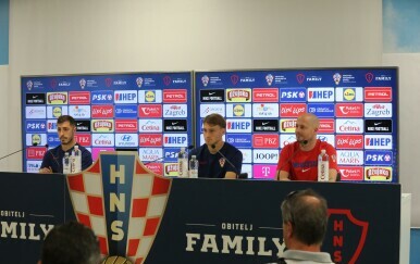 Toni Fruk (u sredini)