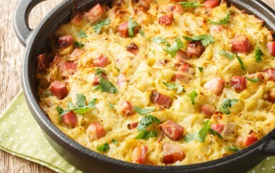 Kad kod kuće nemate puno sastojaka, a želite nahraniti puno ljudi: Recept za neodoljivi složenac od krumpira i poriluka