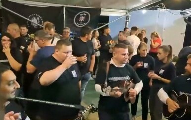 Ustaška pjesma na proslavi pobjede Josipa Miškovića na izborima u Popovači