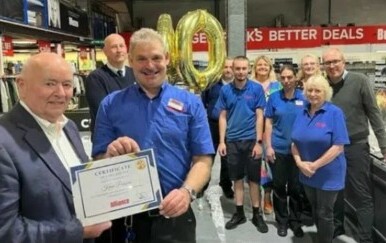 Ono što je dobio nakon 40 godina rada šokiralo je publiku