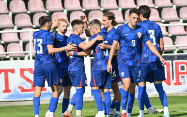 Mlada hrvatska reprezentacija slavi pogodak Frana Topića