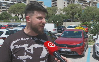 Porodio suprugu u automobilu u Pločama