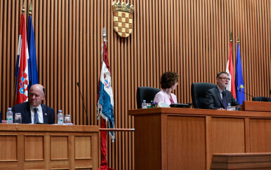U Sabornici ovješena replika trobojnice iz vremena bana Jelačića