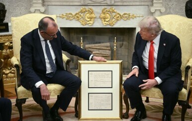 Merz Trumpu donio rodni list djeda: Simboličan susret u Ovalnom uredu uz poruke o Ukrajini i budućim odnosima SAD-a i Njemačke
